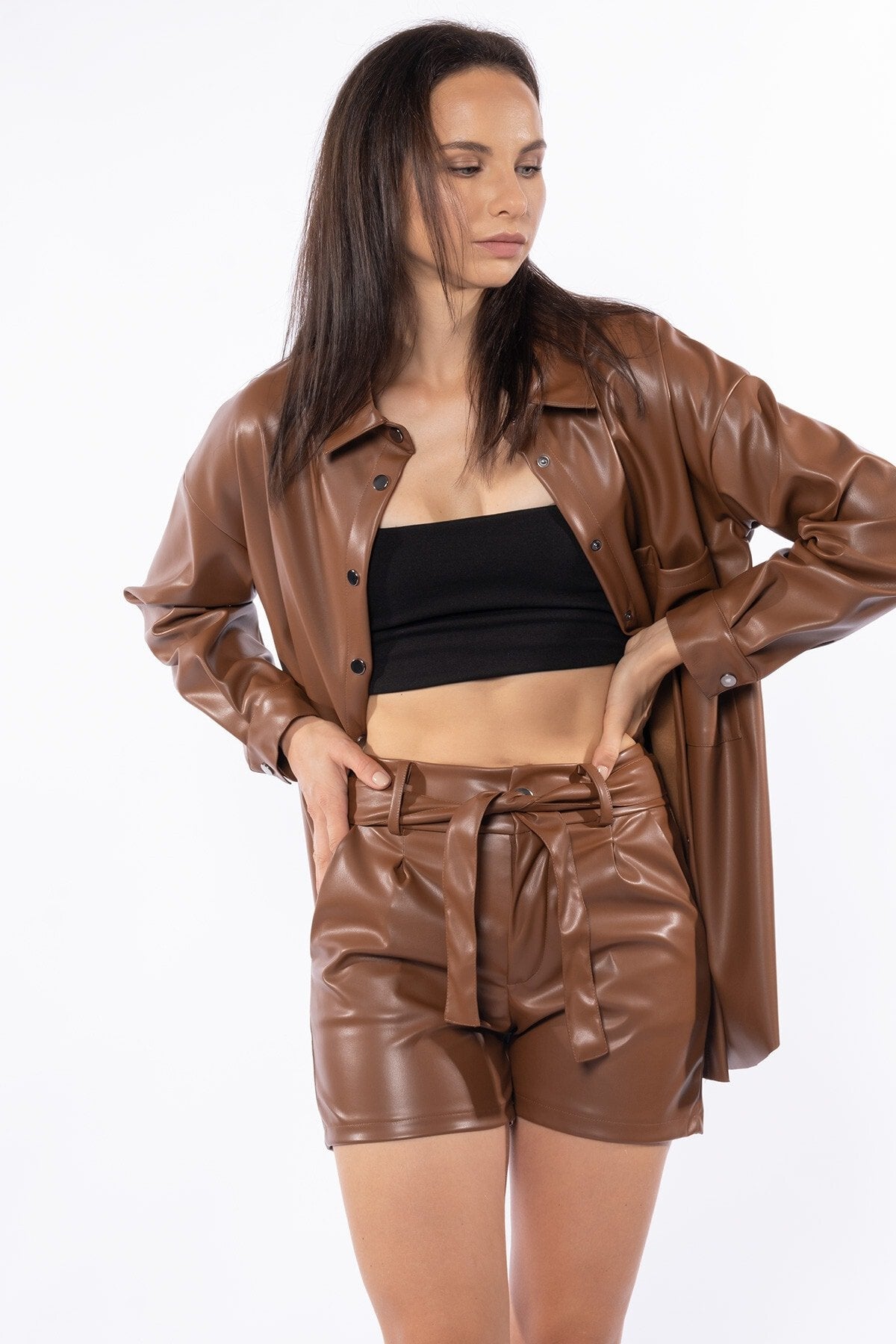 Bej Yüksek Bel Kemerli Deri Şort