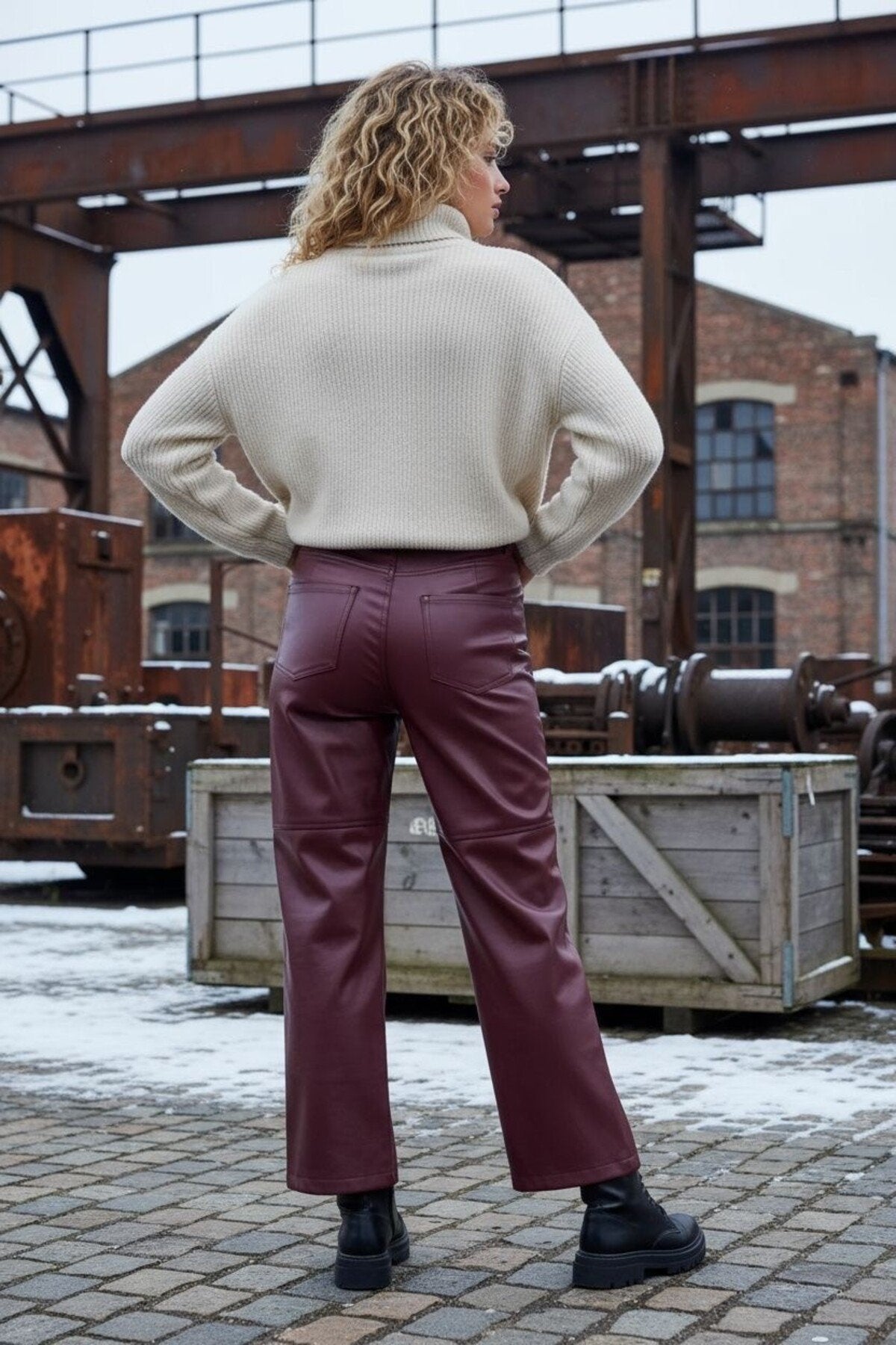 Relaxed Boru Paça Dikiş Detaylı Deri Pantolon