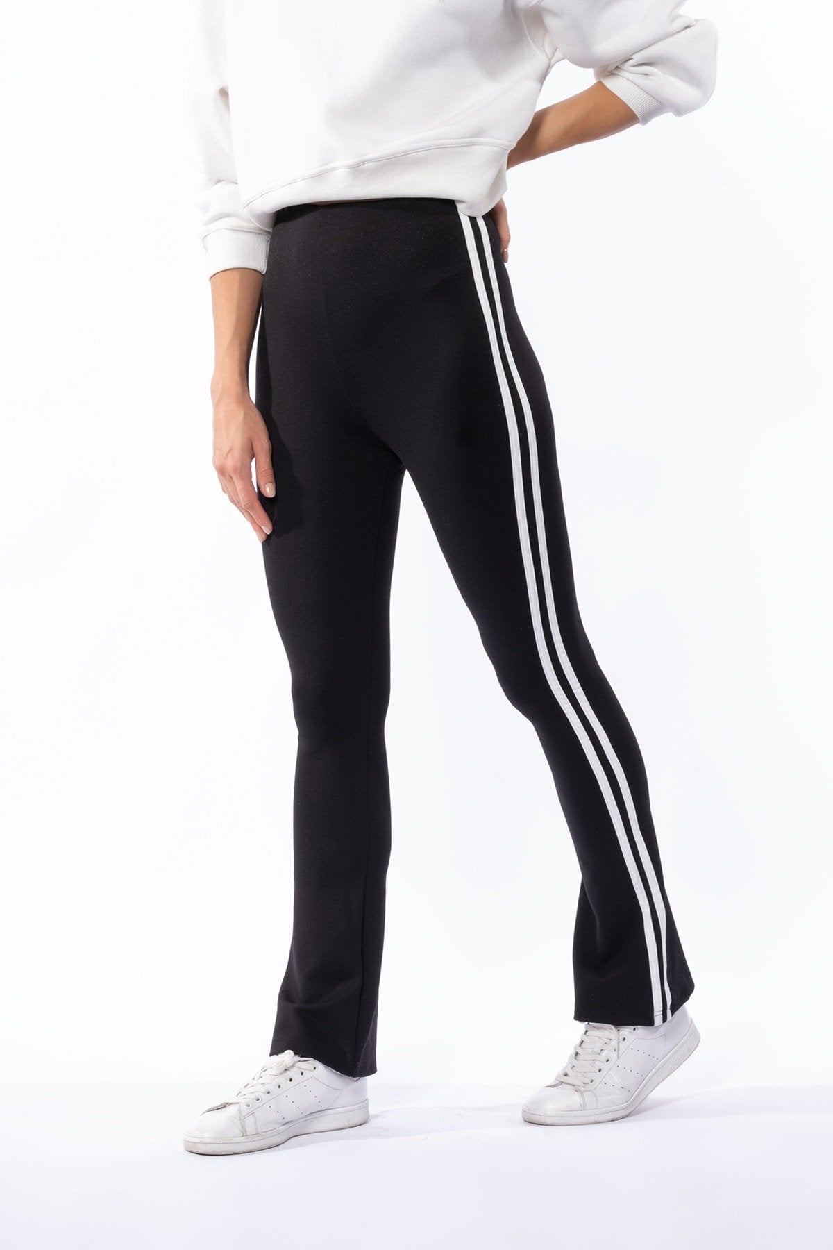 Siyah Bol Paça Yanı Iki Beyaz Şeritli Toparlayıcı Kışlık Örme Tayt
