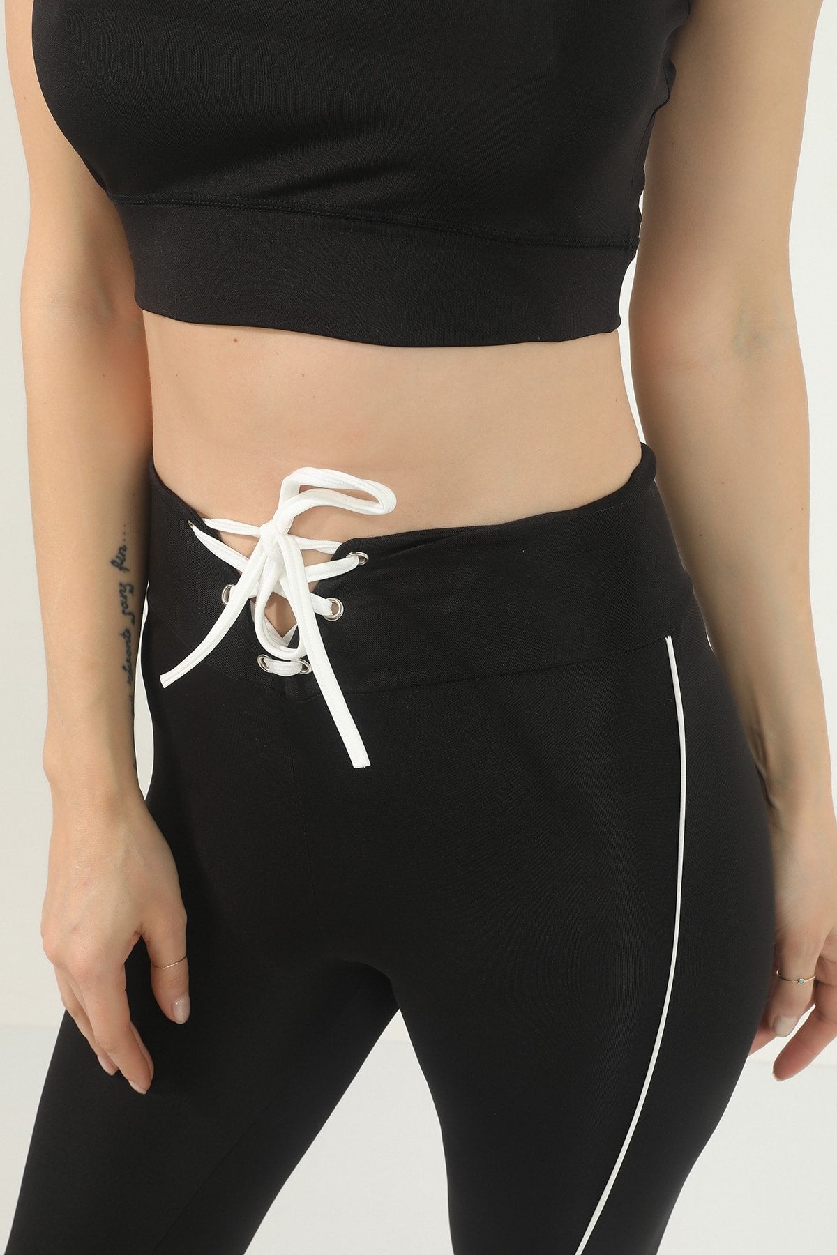 Siyah Kemerinde Kuşgözü Detaylı Fuşya Biyeli Yüksek Bel Toparlayıcı Tayt