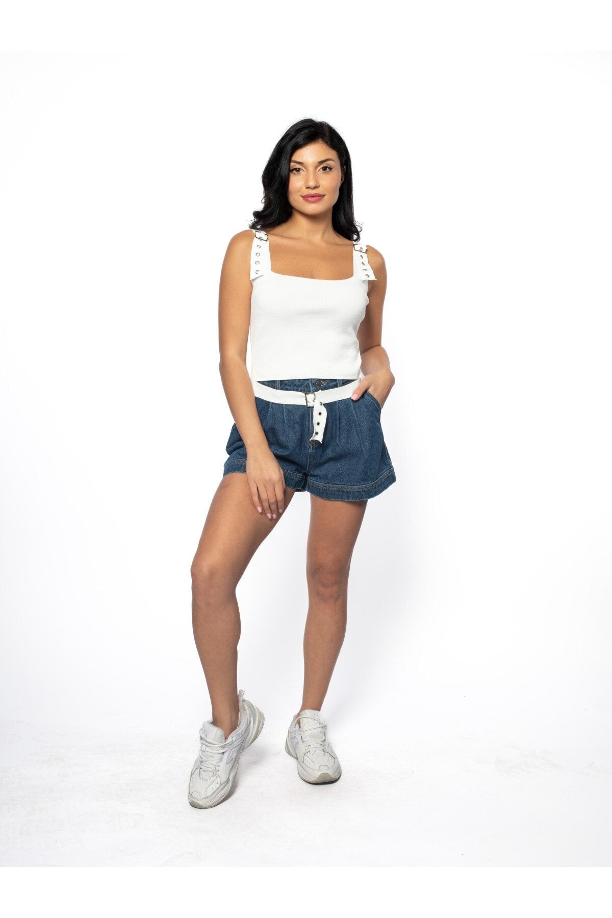 Siyah Omuzda Kuşgözü Belde Kemer Detaylı Kare Yaka Triko Atlet