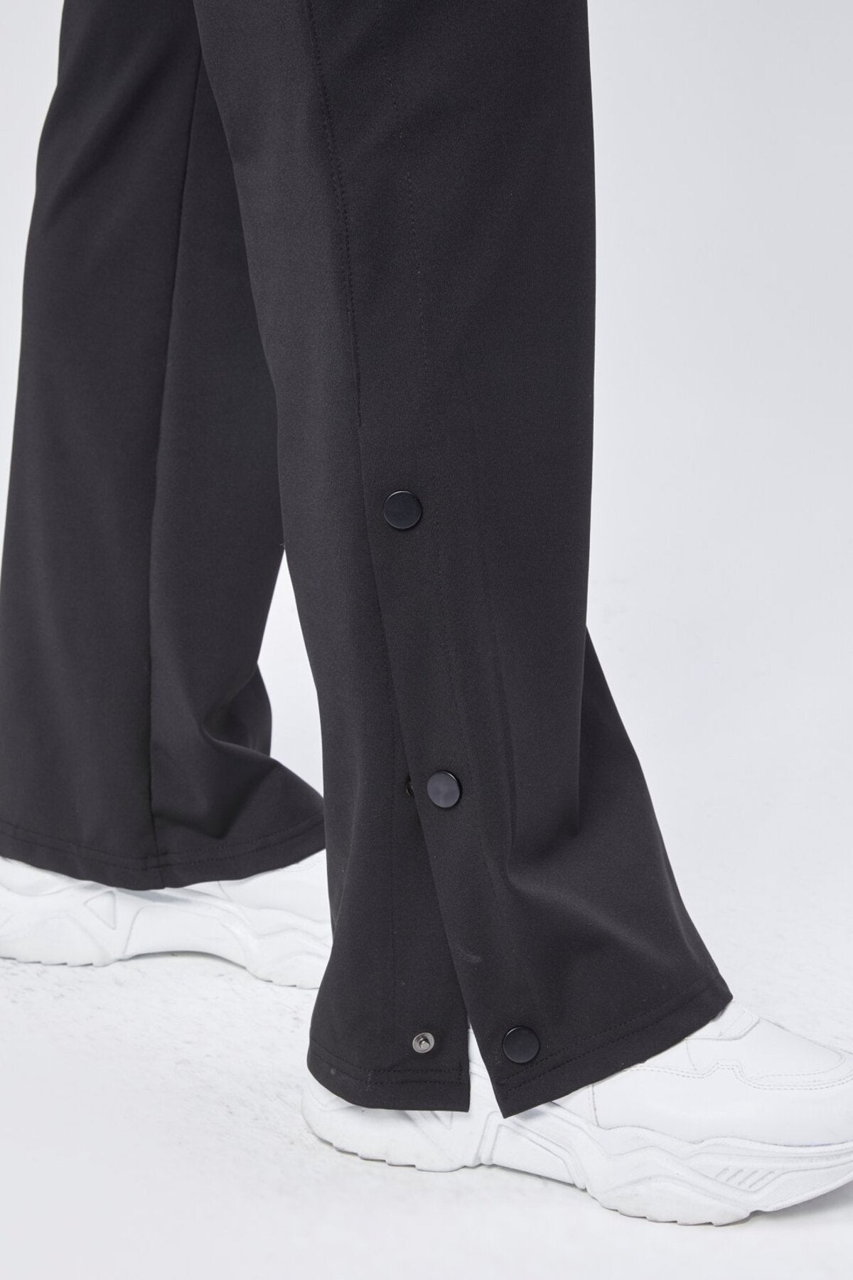 Siyah Yüksek Bel Paçası Çıtçıtlı Bol Paça Eşofman Altı