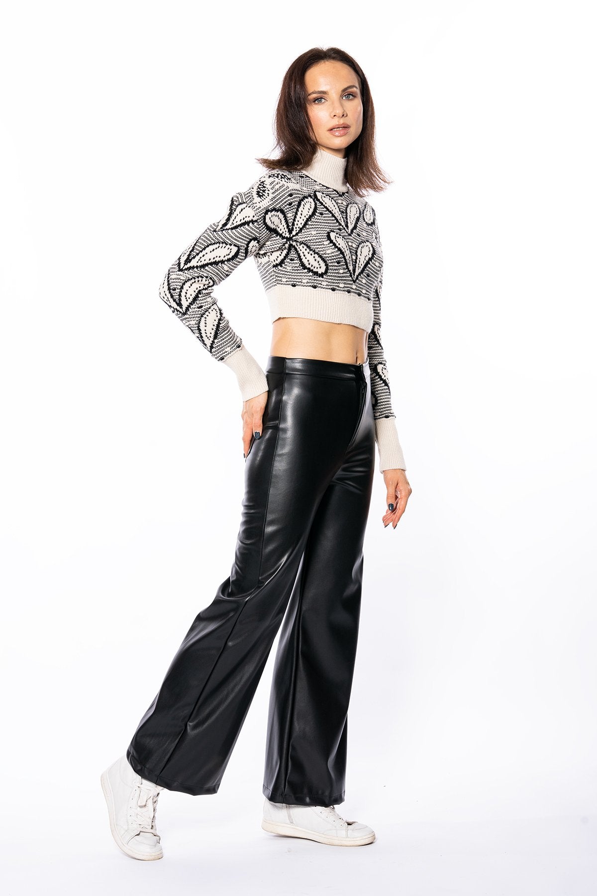 Bol Paça Cep Detaylı Deri Pantolon