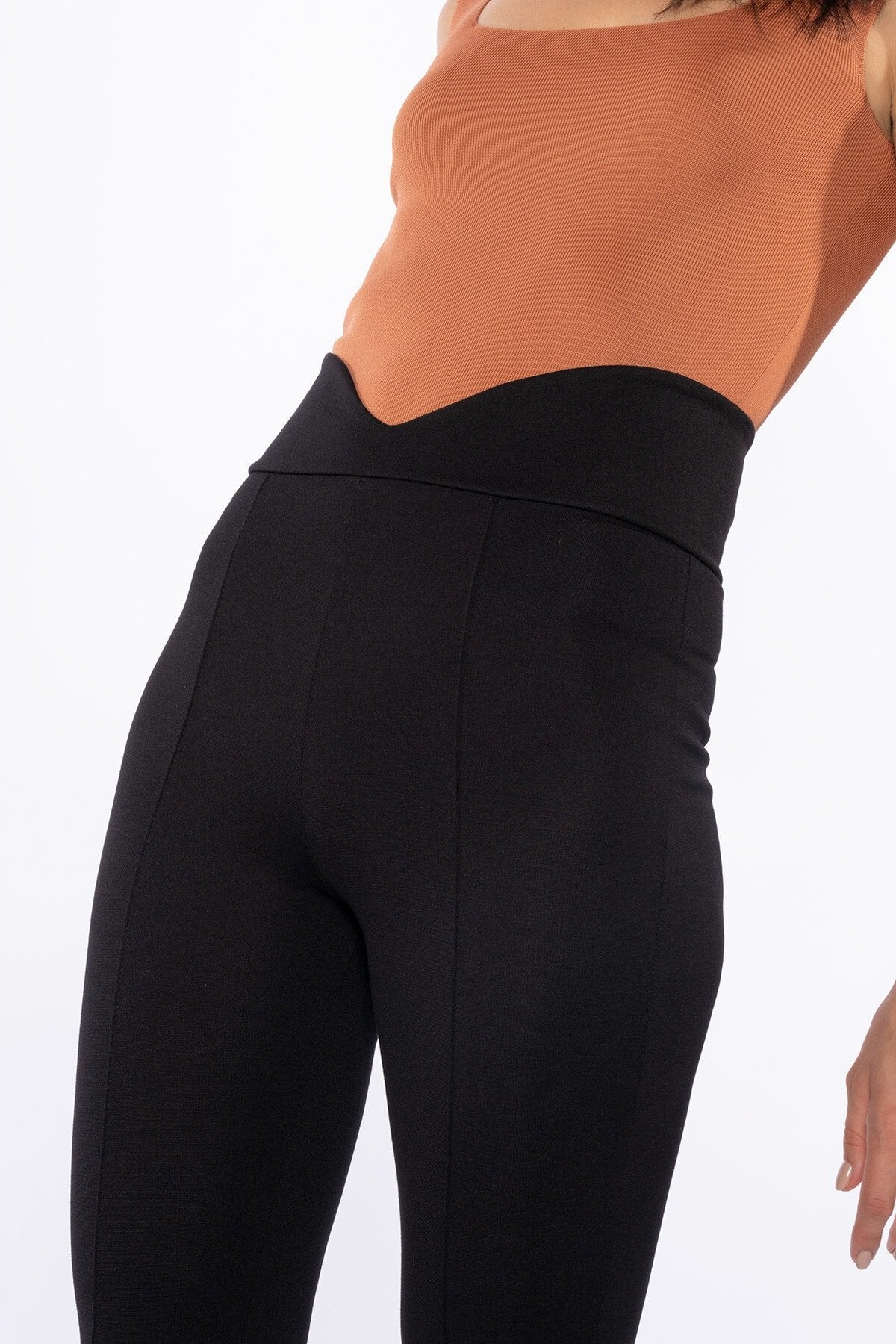 Siyah Kemeri V Detaylı Yüksek Bel Toparlayıcı Kışlık Örme Tayt