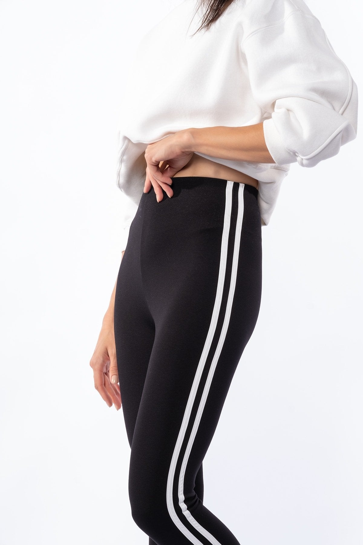 Siyah Bol Paça Yanı Iki Beyaz Şeritli Toparlayıcı Kışlık Örme Tayt