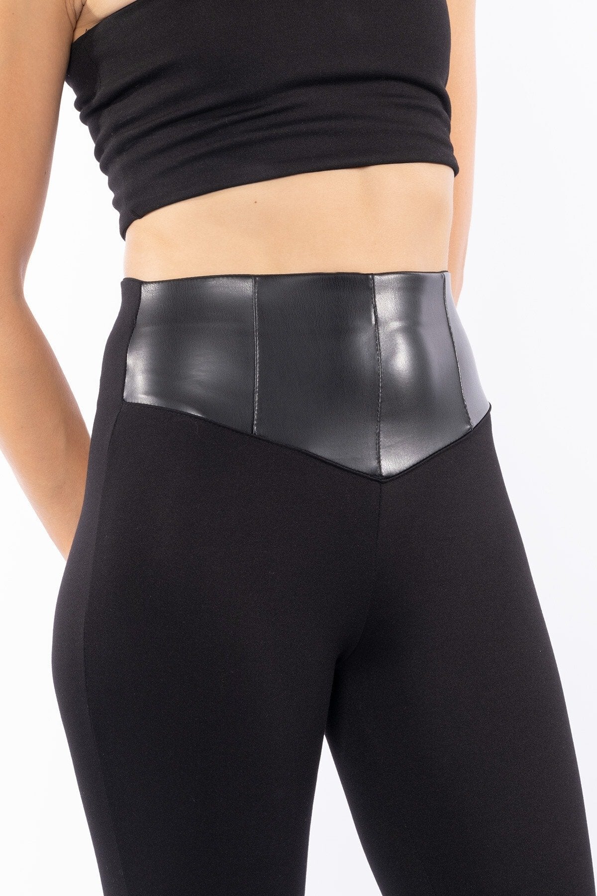 Siyah Kemeri Deri Detaylı Yüksek Bel Kışlık Örme Toparlayıcı Tayt