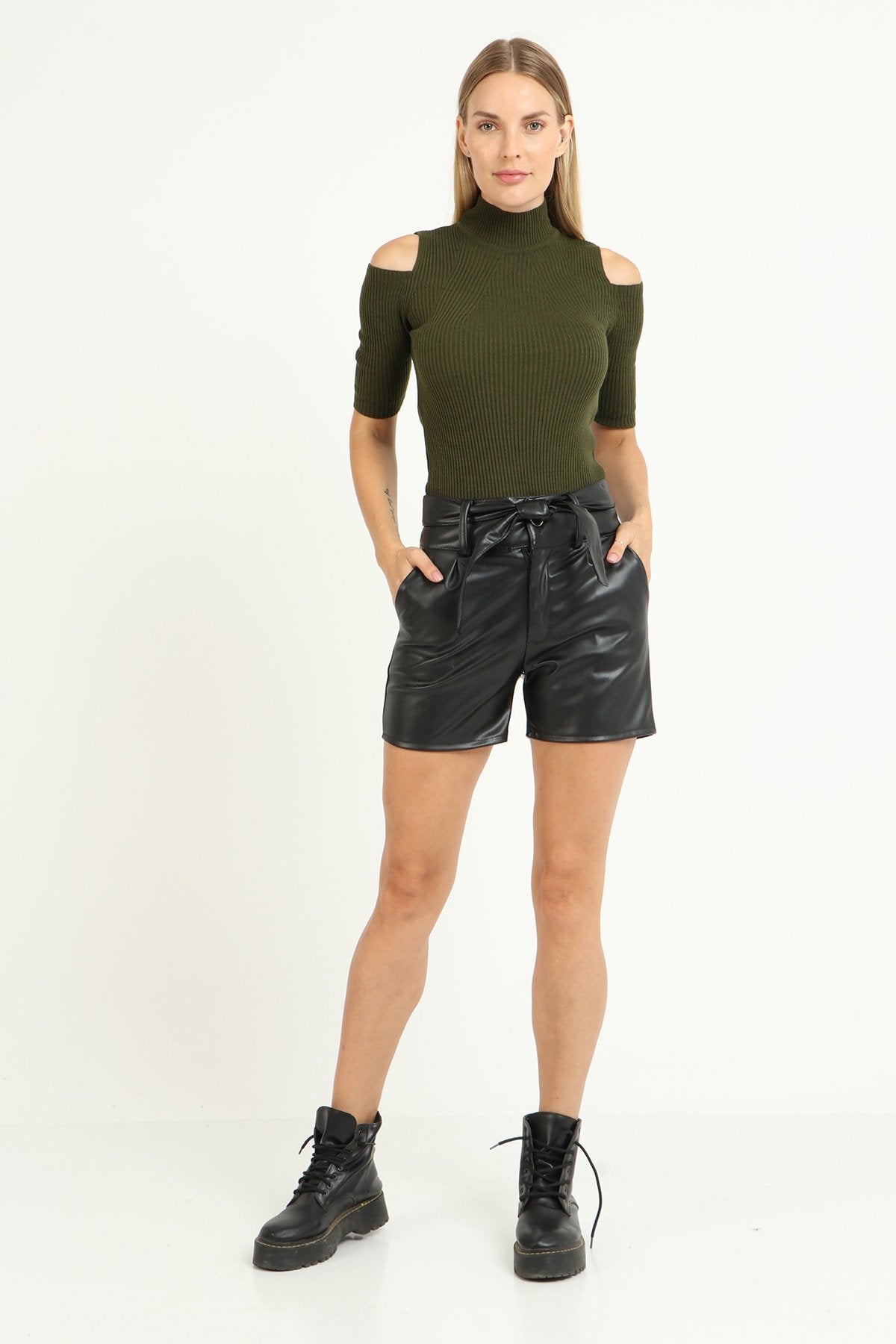 Bej Yüksek Bel Kemerli Deri Şort