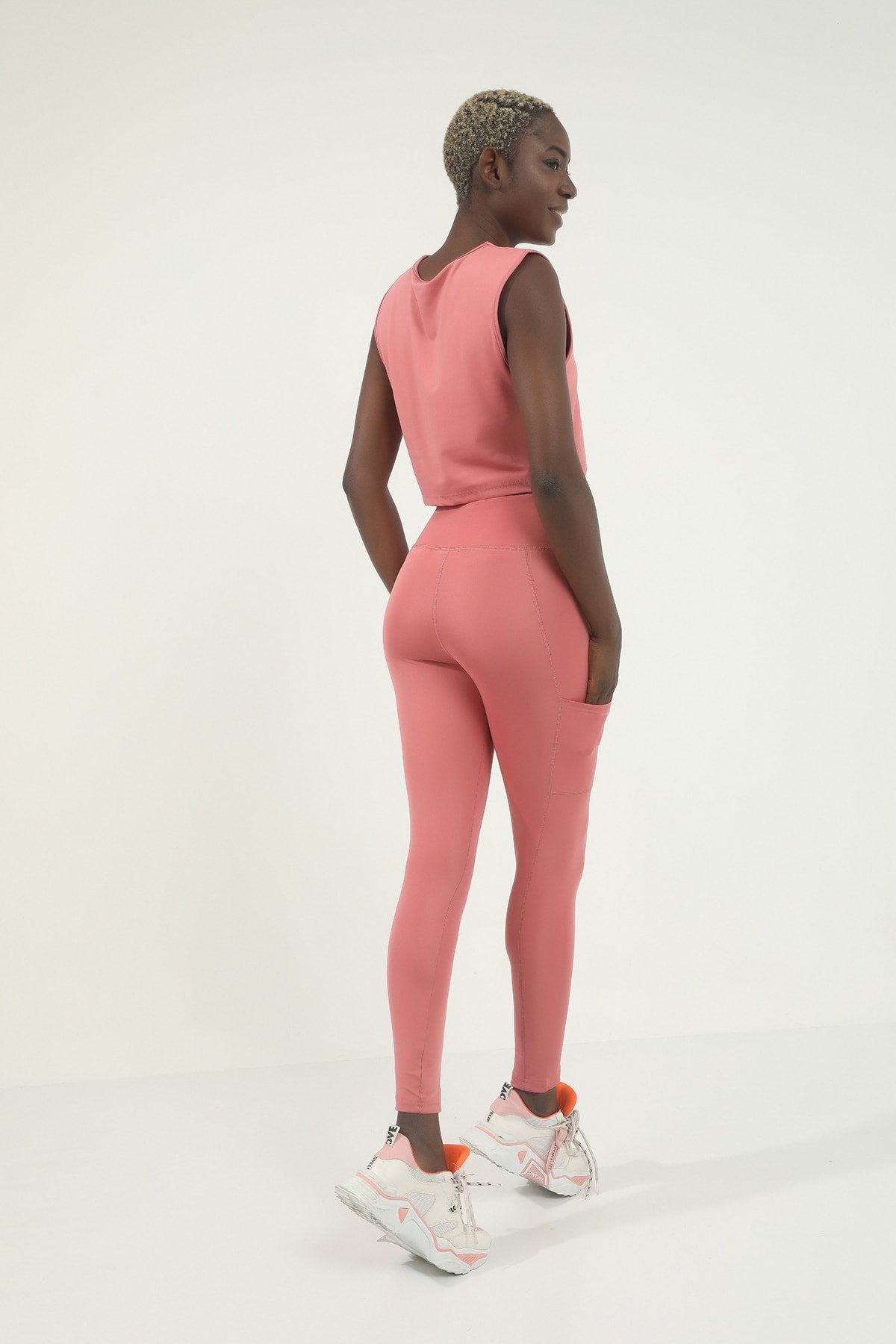 Gül Kurusu Crop Sporcu Atlet