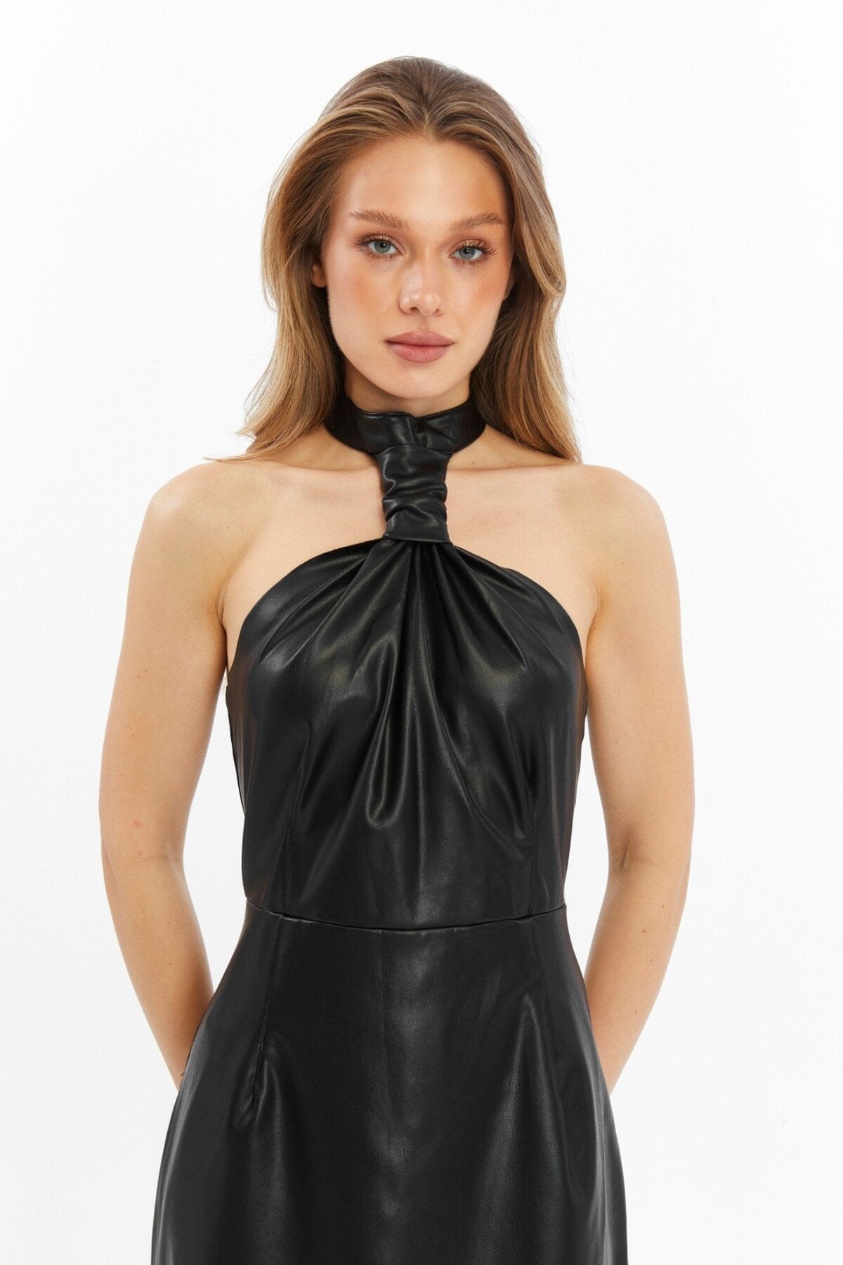 Siyah Yakada Düğüm Detaylı Yırtmaçlı Midi Deri Elbise