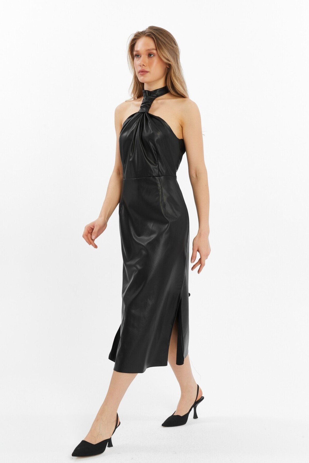 Siyah Yakada Düğüm Detaylı Yırtmaçlı Midi Deri Elbise