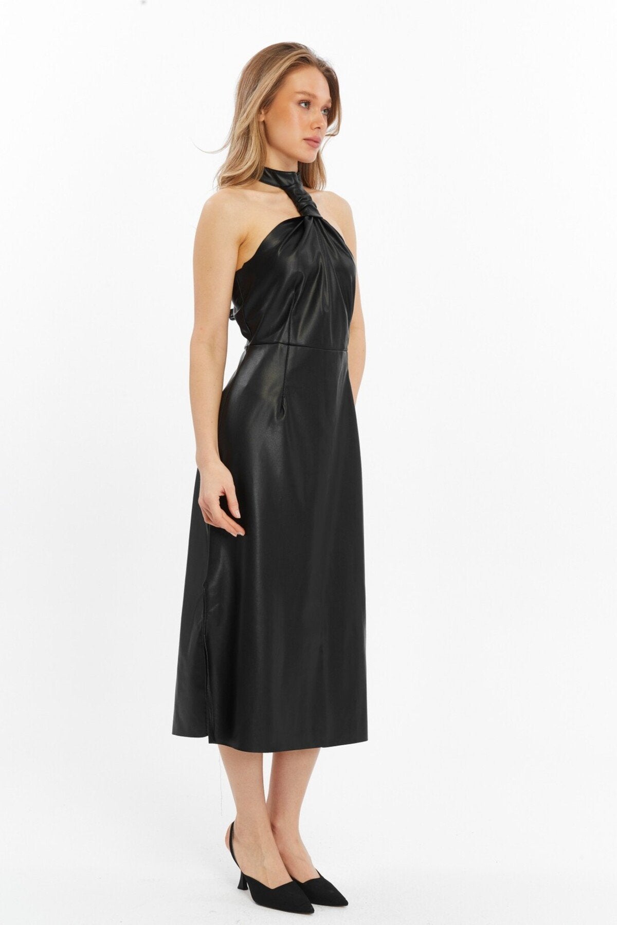 Siyah Yakada Düğüm Detaylı Yırtmaçlı Midi Deri Elbise