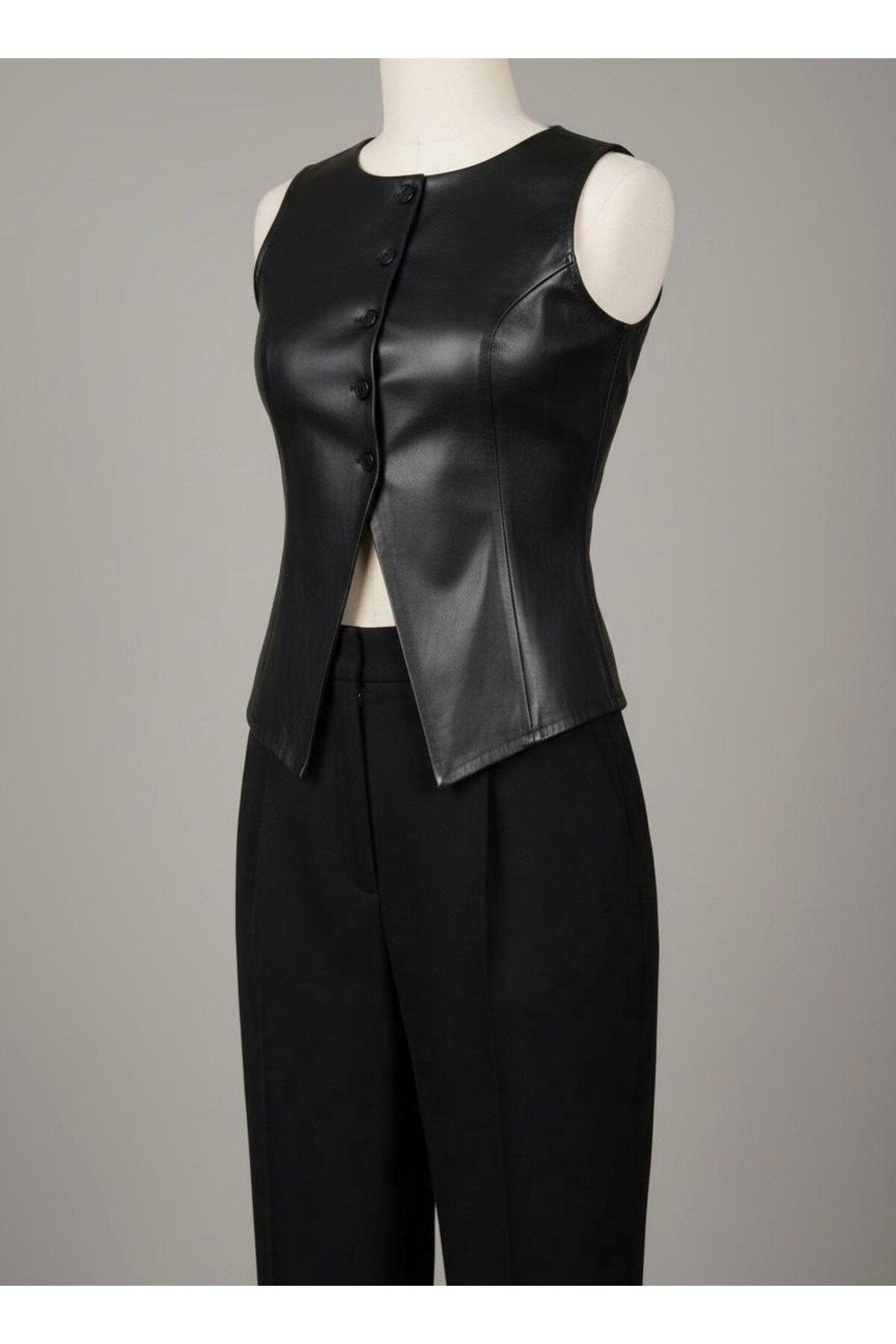 Siyah Vücuda Oturan Düğmeli Suni Deri Yelek