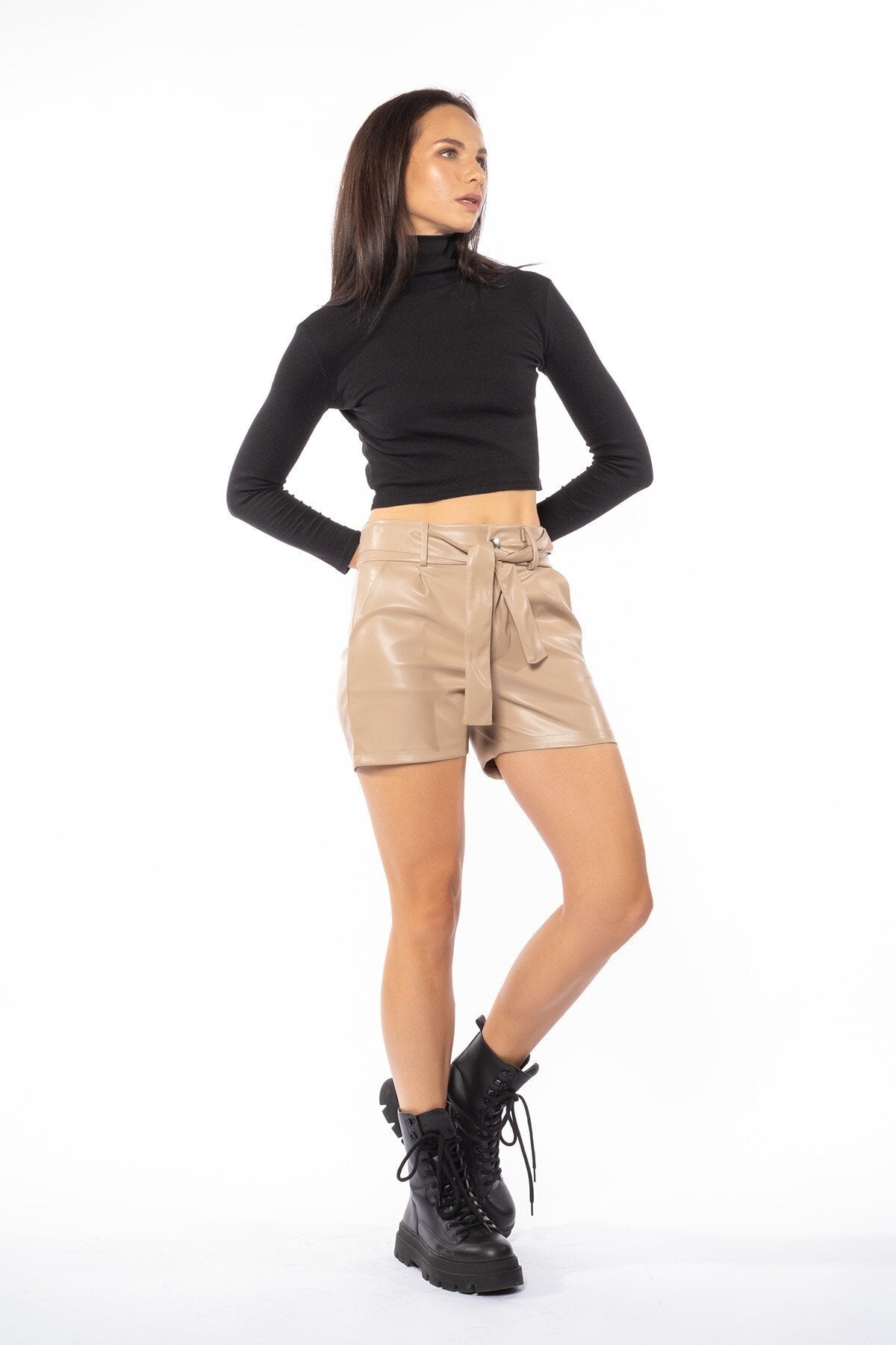 Bej Yüksek Bel Kemerli Deri Şort